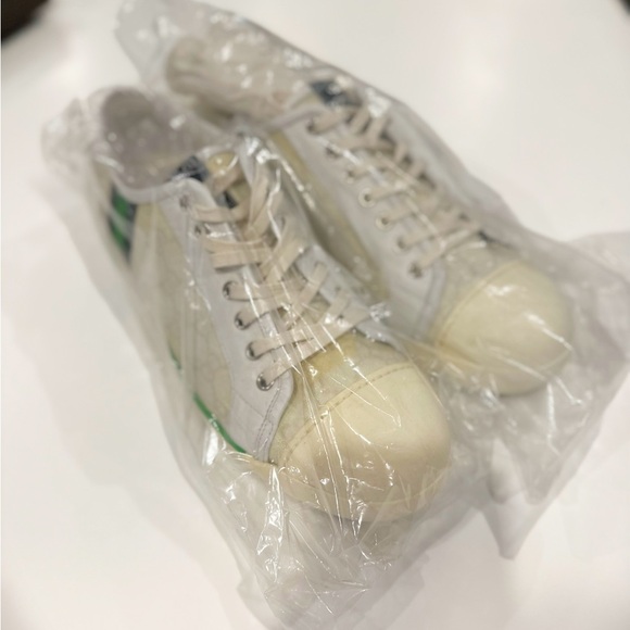 Gucci White and Green Sneakers - Picture 6 of 15
